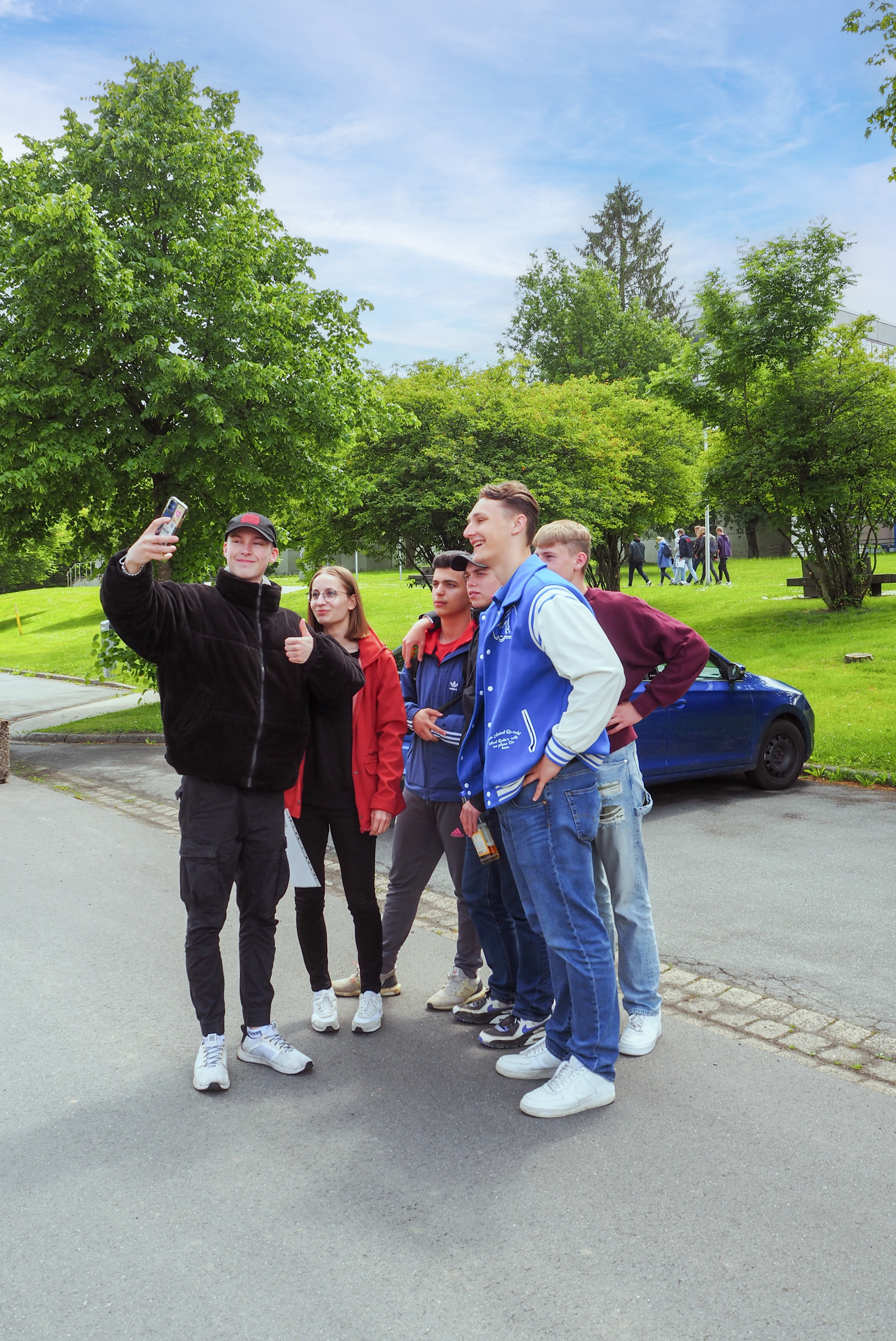 Eine Gruppe von Schülerinnen und Schüler fotografiert sich selbst mit dem Handy